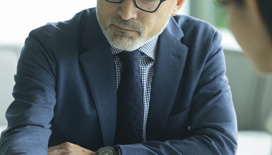打ち合わせをする50代男性