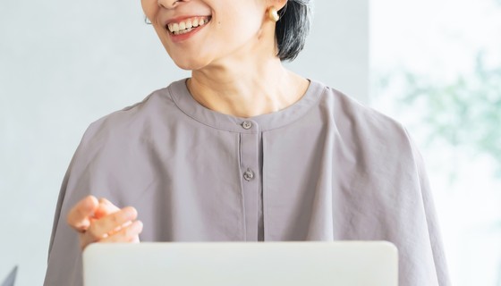 パソコンに向かう50代女性