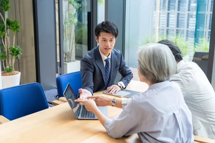 アドバイザーとPCを見ながら相談する様子